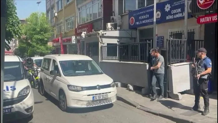 yolda-gordugu-husumetlisine-camide-kursun-yagdirdi-dehset-anlari-kamerada-1717743319886.jpeg Yolda gördüğü husumetlisine cami avlusunda kurşun yağdırdı! Dehşet anları kamerada - 2
