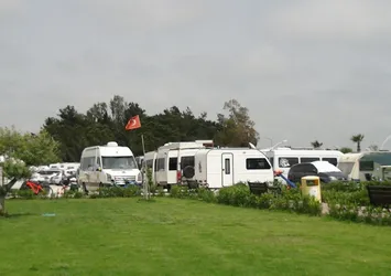 Bayram tatilinin gözdesi! Yüzlerce karavan plajları doldurdu