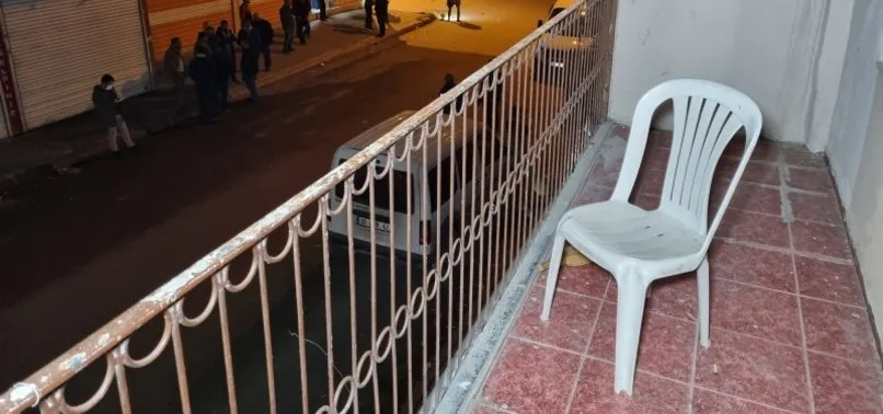 Adana’da korkunç olay! Balkonda otururken kurşun yağmuruna maruz kaldı