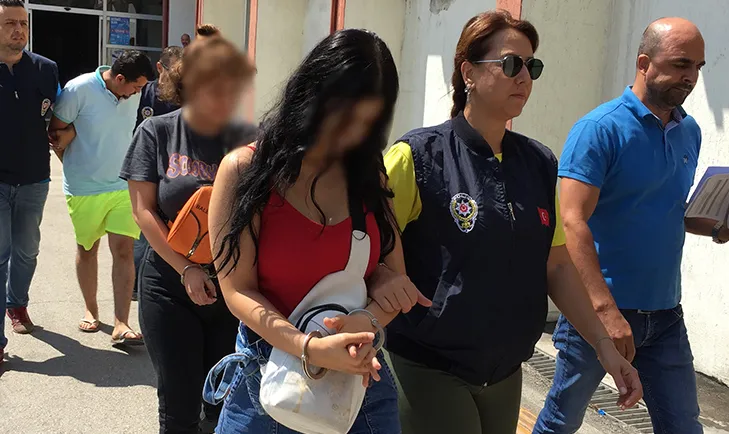 Kız kardeşler sahte altınla dolandırıcılık yaparken yakalandı - 1