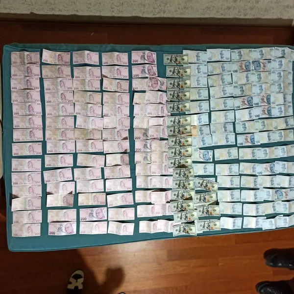 FETÖ evleri darphane gibi! Adana'da hücre evlerine baskın: Koltuk döşemeleri ve masa çekmecelerine gizlemişler - 3