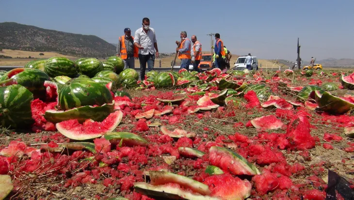 kara-yolu-karpuz-tarlasina-dondu-3-ton-urun-zarar-gordu-1594216922183.jpg Kara yolu karpuz tarlasına döndü! 3 ton ürün zarar gördü - 2