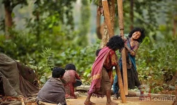 Yaklaşanı öldürüp etiyle besleniyorlar! Uçan cisimlere ok ve mızraklarla saldırdılar 🏹 İşte dünyanın en vahşi kabilesi 18