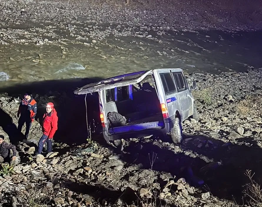hakkaride-feci-kaza-kacak-gocmenleri-tasiyan-minibus-dereye-uctu-20-yarali-1793228397182.jpg Hakkari’de feci kaza! Kaçak göçmenleri taşıyan minibüs dereye uçtu: 20 yaralı - 1