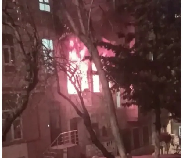 1677812709465.jpg Beyoğlu’nda korkutan yangın! Mahsur kalan 2 kişiyi itfaiye ekipleri kurtardı - 1