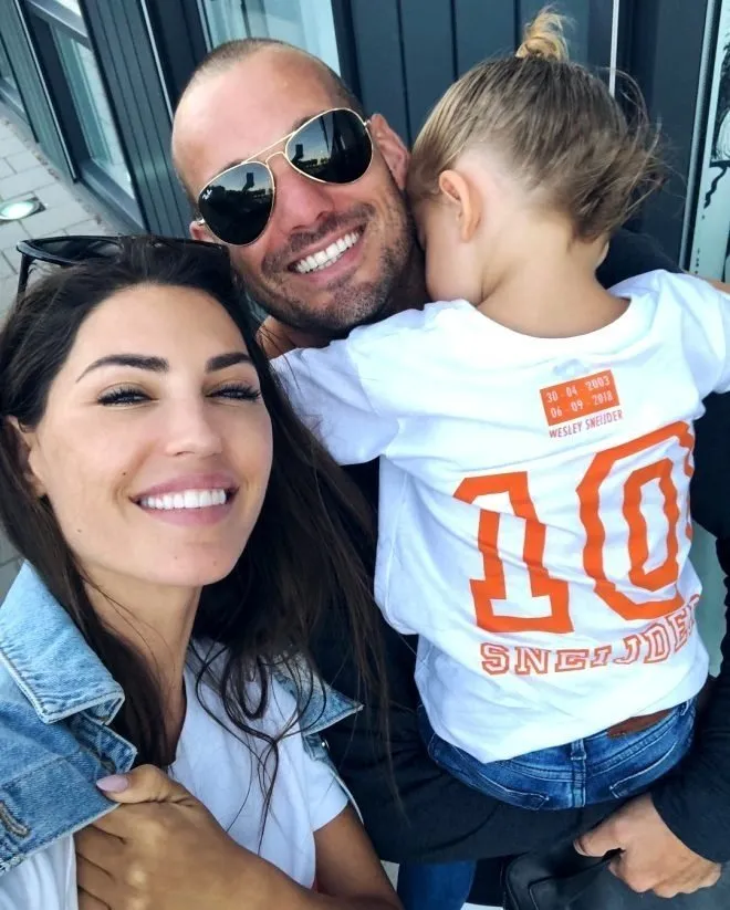 Yolanthe Cabau ile boşanmanın eşiğinden dönen Wesley Sneijder yine aldattı!