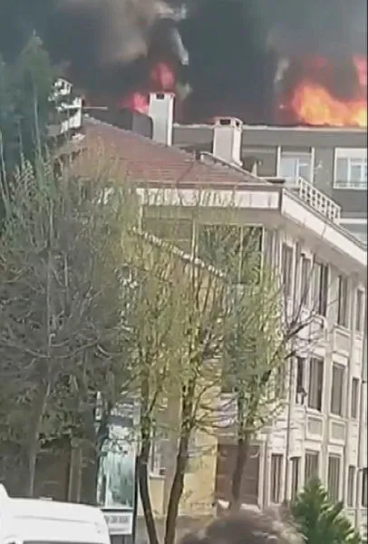 Son dakika: İstanbul Bağcılar'da binanın çatısında yangın! Alevlerin içinde mahsur kalan bir kişi yere atladı - 1