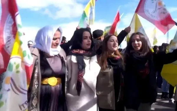 dem-partinin-nevruz-programinda-skandal-teroristbasi-ocalan-sloganlari-atildi-pkk-pacavralari-1710692662248.jpeg PKK'nın partisi DEM'in nevruz programında terör propagandası! Bebek katili Öcalan sloganları atıldı: PKK paçavraları asıldı - 4