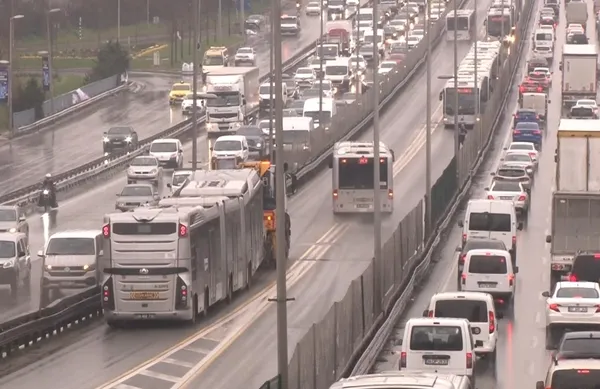 Avcılar’da iki metrobüs çarpıştı: 5 yaralı - 1