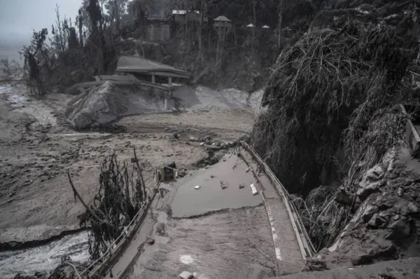 Endonezya’da yanardağ patladı! Ölü sayısı 14’e yükseldi köyler tahliye edildi