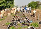 Raylarda uyuyan işçilere tren çarptı