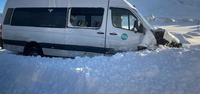 Taksiyle yolcu minibüsü çarpıştı: 16 yaralı