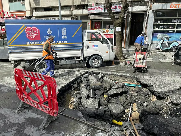 İstanbul'da bir su borusu daha patladı! Bakım diye gittiler sokakları rezil ettiler - 1