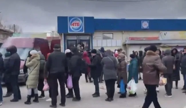 rusya-kontrolundeki-hersonda-ekmek-ve-market-kuyrugu-1646470009799.jpg