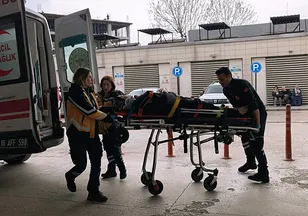 Bursa'da cam silerken 4 metreden düştü