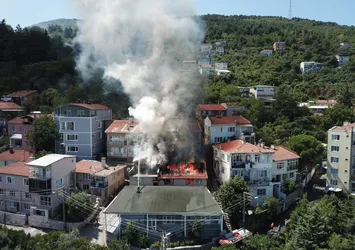 Bursa'da 3 katlı binada yangın
