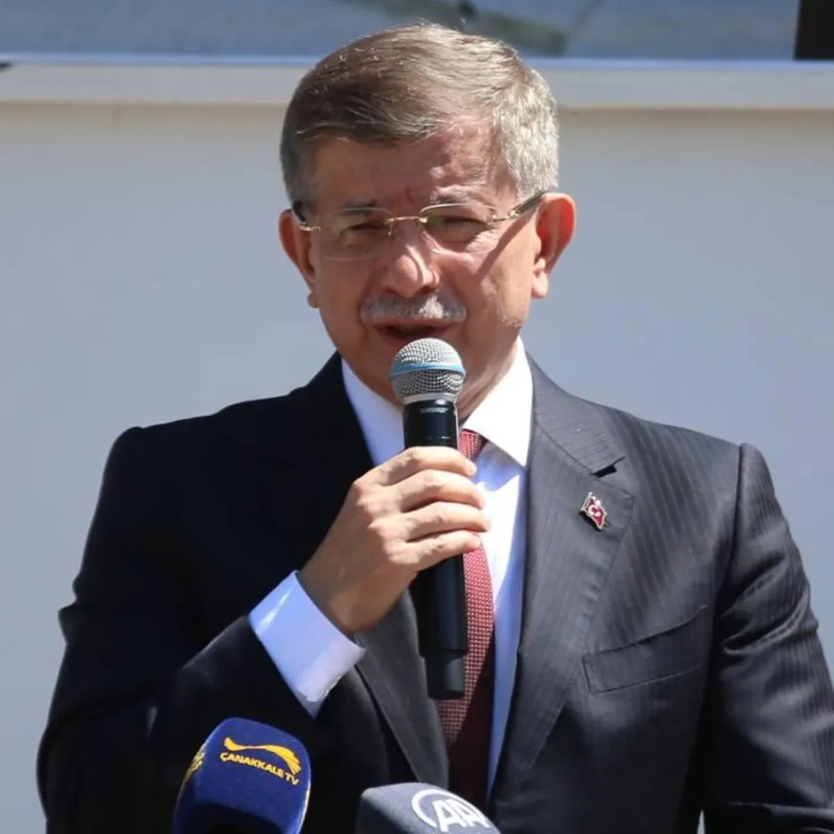 Ahmet Davutoğlu Cumhurbaşkanına hakaret soruşturması kapsamında ifade verdi
