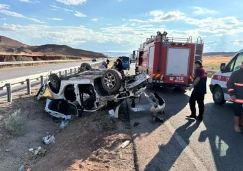 Çorum’da feci kaza! Bariyerlere çarptı takla attı: 3 yaralı