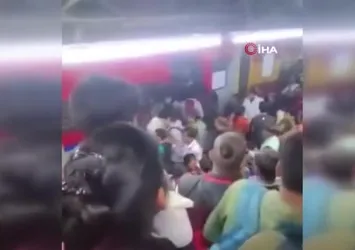 Hindistan’da tren istasyonunda izdiham