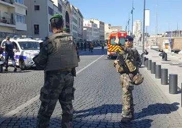 Fransa'da araç otobüs durağına daldı