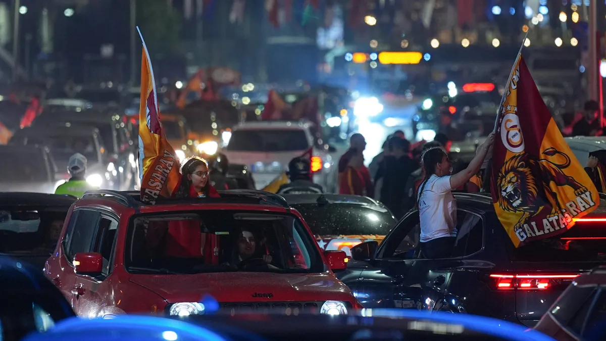 Üsküdar Meydanı’nda ortalık karıştı! Galatasaray’ın kutlamalarında arbede çıktı