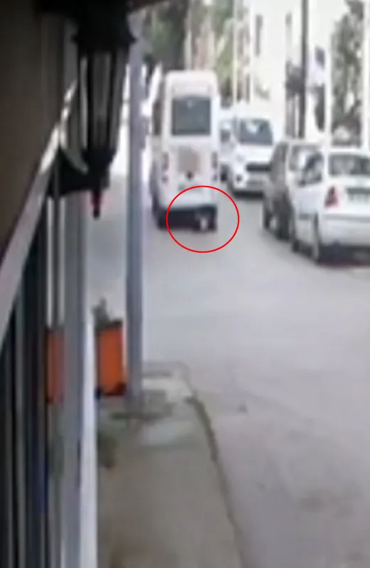 carptigini-fark-etmedi-iki-kez-ustunden-gecti-kaza-ani-kamerada-1703323563864.jpg Çarptığını fark etmedi iki kez üstünden geçti! Kaza anı kamerada - 1