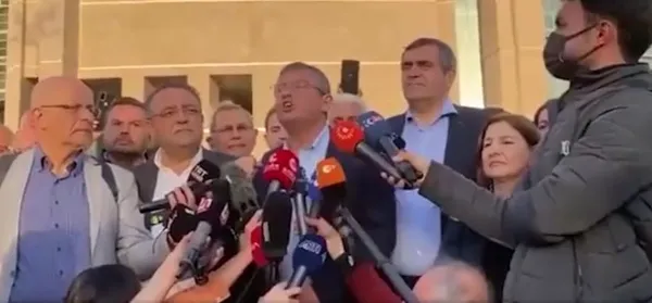 hadsizligini-zirveye-tasidi-chpli-ozgur-ozel-baskan-recep-tayyip-erdogana-tehditler-savurdu-1650912418028.jpg Son dakika: AK Parti Sözcüsü Ömer Çelik'ten CHP'li Özgür Özel'e çok sert tepki: Hiç kimse Cumhurbaşkanımızı tehdit edemez - 1