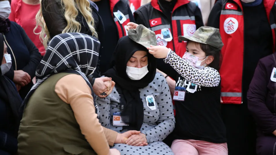 Şehit Piyade Uzman Çavuş Ramazan Günaydın'ın cenazesinde yürek dağlayan an! Ağlayan annesine asker kepi taktı
