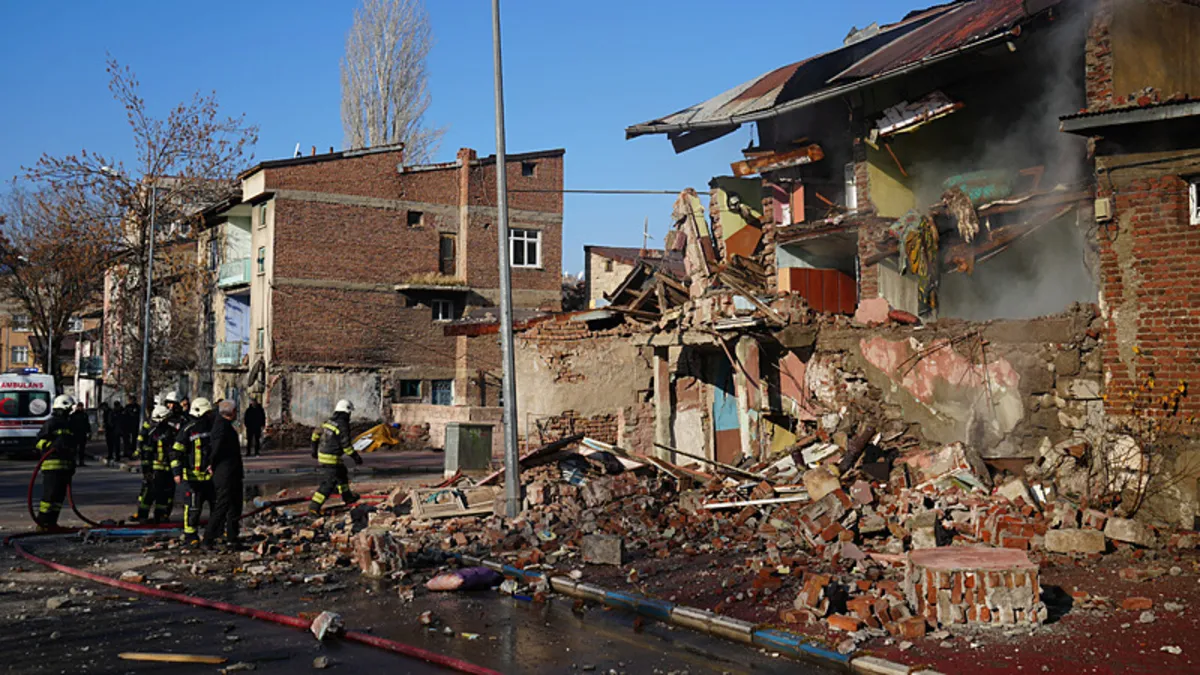 Erzurum'da doğal gaz patlaması! 2 ev çöktü