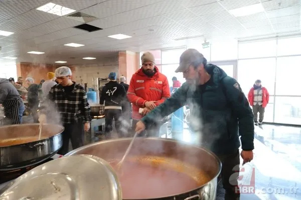 Ünlü şefler depremzedeler için seferber oldu! Şef Danilo Zanna kazanın başına geçti 3