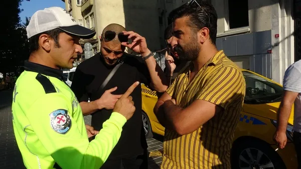 taksimde-turistlerden-rezil-hareket-ehliyetsiz-yakalandilar-once-polislerin-fotograflarini-cekti-sonra-rusvet-1656660366685.jpg Taksim’de turistlerden rezil hareket! Ehliyetsiz yakalandılar: Önce polislerin fotoğraflarını çekti, sonra rüşvet teklif etti - 6