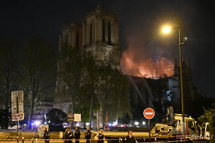 Dünya Notre Dame Katedrali'ndeki yangını konuşuyor!