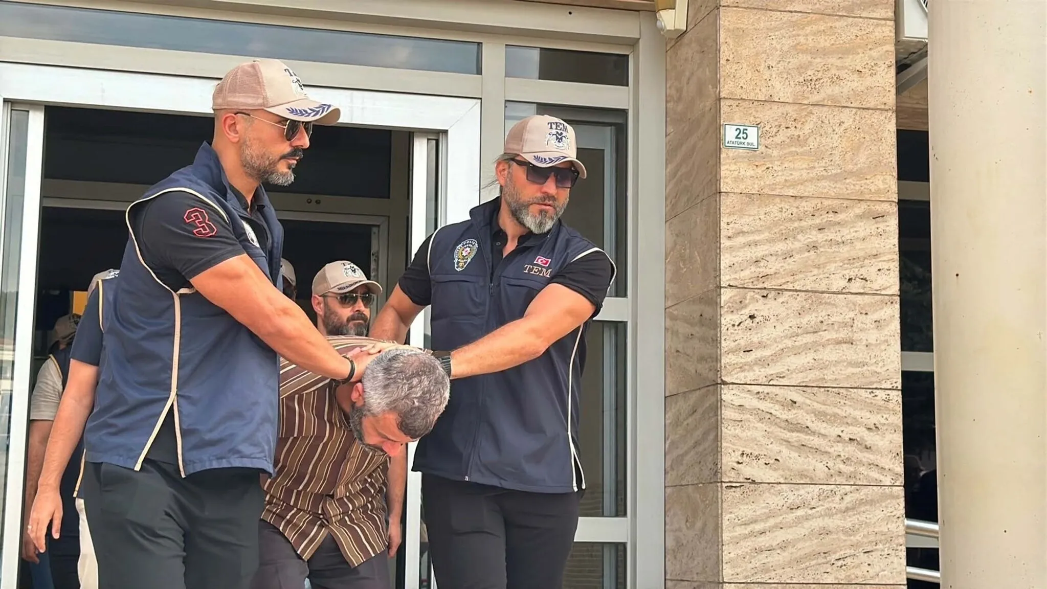 FETÖ'cü Burkay Karatepe'nin ablası Ayşe Alanur gözaltında