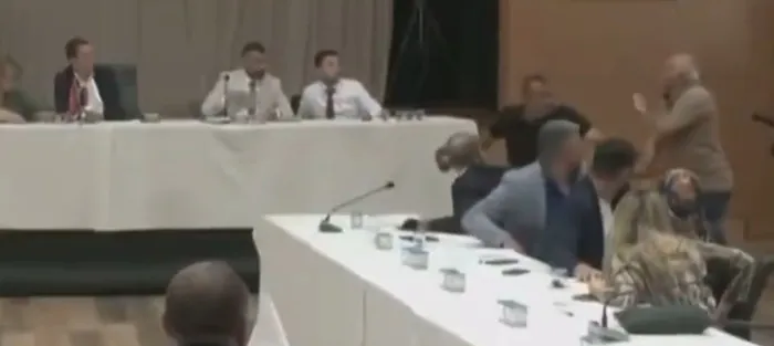 Şİle’de gergin başkanvekili seçimi: Ayakkabı fırlatmaya kalktı