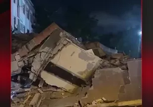 İSTANBUL'DA BİNA ÇÖKTÜ