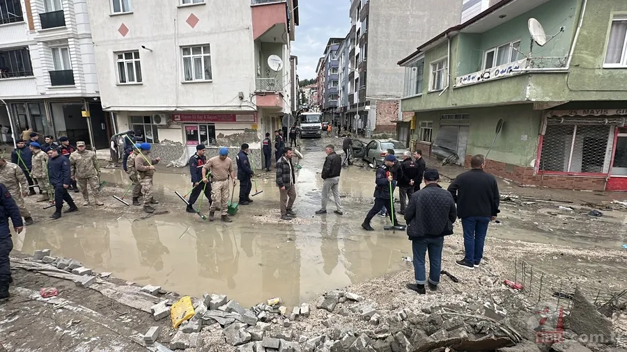 Samsun'daki sel felaketinin izleri gün ağarınca ortaya çıktı! Araçlar ters dönüp birbirine girdi 10