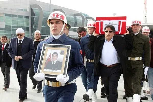 Şehit babası oğlunun tabutunu omzunda taşıdı