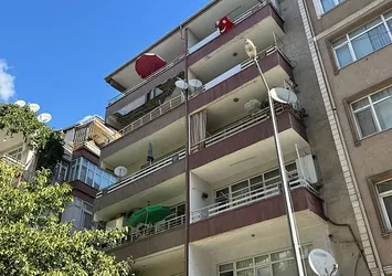 Güngören’de bir binanın balkonu çöktü! Bina boşaltıldı