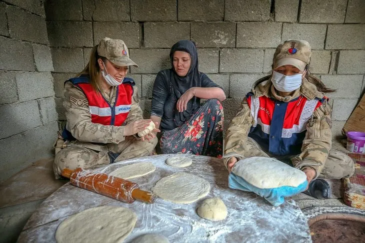 İçimizi ısıtan kareler! Kadın askerler hamur yoğurup tandırda ekmek pişirdi