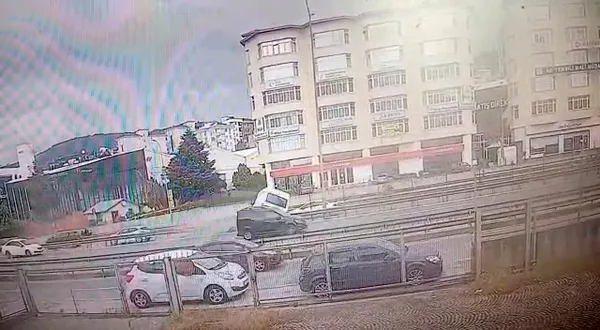 pendikte-minibus-bariyerlere-carparak-taklalar-atti-o-anlar-kamerada-1651670451911.jpg Pendik’te minibüs bariyerlere çarparak taklalar attı! O anlar kamerada - 1