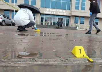 Sakarya’da adliye önünde koca dehşeti! Boşanmak istediği eşini silahla vurdu
