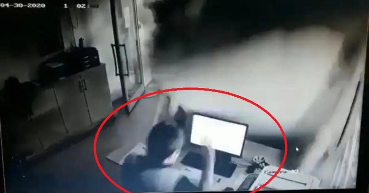 Son dakika: İzmir'de akılalmaz olay! Masa başında çalışırken neye uğradığını şaşırdı! O anlar kamerada |Video