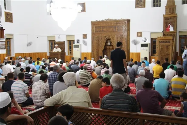 bugun-teravih-var-mi-2022-ilk-teravih-namazi-ne-zaman-saat-kacta-kilinacak-teravih-namazi-nasil-kilinir-kac-re-1648705655659.jpg Bugün teravih var mı? 2022 ilk teravih namazı ne zaman, saat kaçta kılınacak? Teravih namazı nasıl kılınır, kaç rekattır? - 1