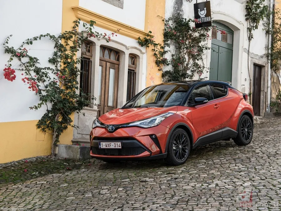 2020 Toyota C-HR yenilendi! Türkiye’de üretilen yeni Toyota C-HR'nin motor ve donanım özellikleri neler? 24
