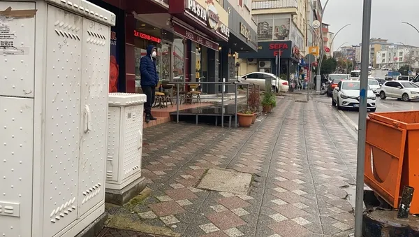 kocaelide-cadde-ortasinda-utanmazlik-mide-bulandiran-olay-saniye-saniye-kamerada-1642063089010.jpg Kocaeli’de cadde ortasında utanmazlık! Mide bulandıran olay saniye saniye kamerada - 5