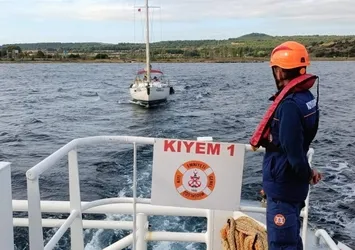Çanakkale Boğazı’nda makine arızası yaparak sürüklenen tekne kurtarıldı