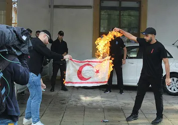 Son dakika: KKTC bayrağı yakan Rumların kimlikleri tespit edildi