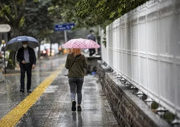 Son dakika: Hava durumu| İstanbul'da beklenen yağmur başladı! Yollar göle döndü