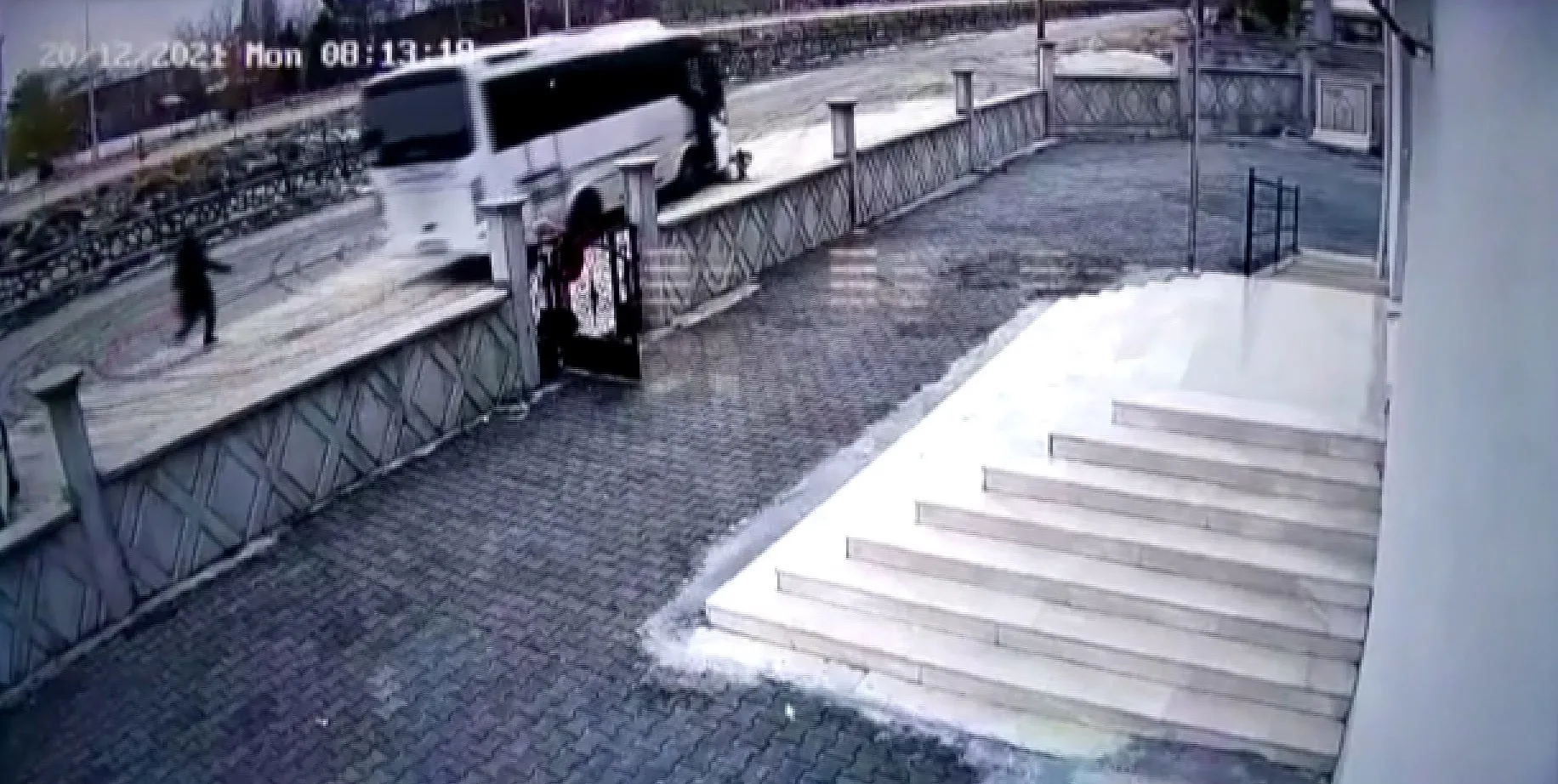 Burdur’da okul servisi çocuğun üzerinden geçti! O anlar saniye saniye kamerada