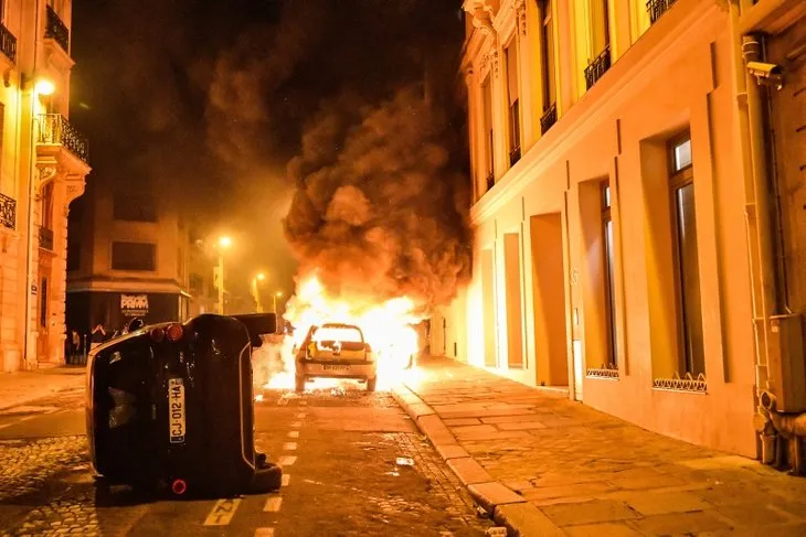 Paris sokaklarını ateşe verdiler! PSG’nin yenilgisi ortalığı savaş alanına çevirdi